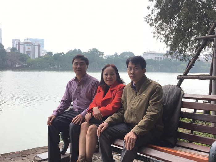 Một số cộng tác viên quen thuộc của Tạp chí điện tử Giáo dục Việt Nam trong dịp găp mặt đầu năm 2019 (Từ trái sang: thầy Đỗ Tấn Ngọc, cô Phan Tuyết và tác giả bài viết) Một số cộng tác viên quen thuộc của Tạp chí điện tử Giáo dục Việt Nam trong dịp găp mặt đầu năm 2019 (Từ trái sang: thầy Đỗ Tấn Ngọc, cô Phan Tuyết và tác giả bài viết)