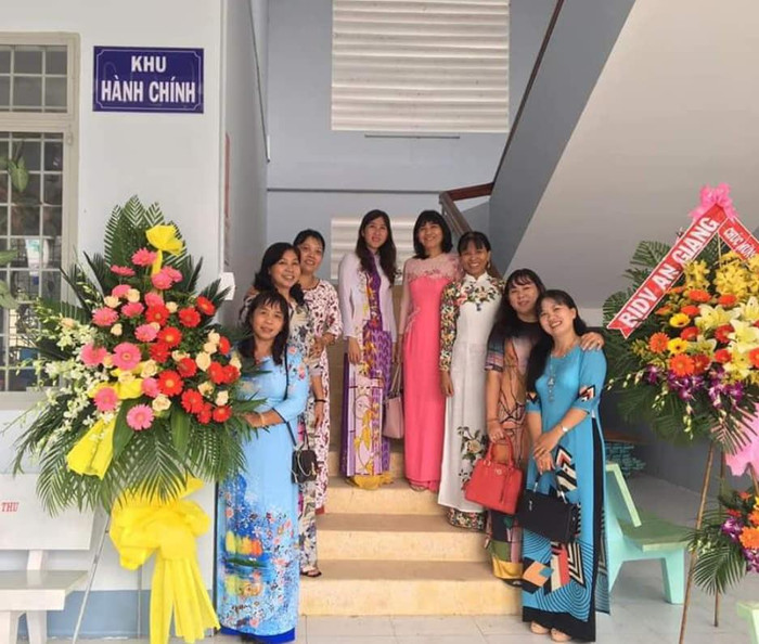 Cô Kim Hoàn (người đầu tiên, bên trái) cùng đồng nghiệp của mình trong ngày 20/11 năm ngoái (Ảnh do nhân vật cung cấp) Cô Kim Hoàn (người đầu tiên, bên trái) cùng đồng nghiệp của mình trong ngày 20/11 năm ngoái (Ảnh do nhân vật cung cấp)