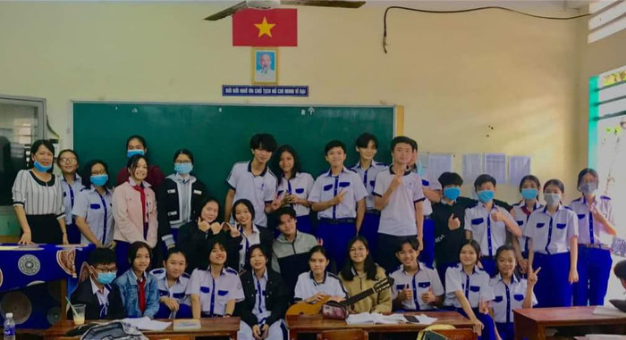 Lớp 9a1 của Mai Khanh chụp ảnh lưu niệm cùng cô giáo dạy Văn trong buối học cuối năm (Ảnh nhân vật cung cấp) Lớp 9a1 của Mai Khanh chụp ảnh lưu niệm cùng cô giáo dạy Văn trong buối học cuối năm (Ảnh nhân vật cung cấp)