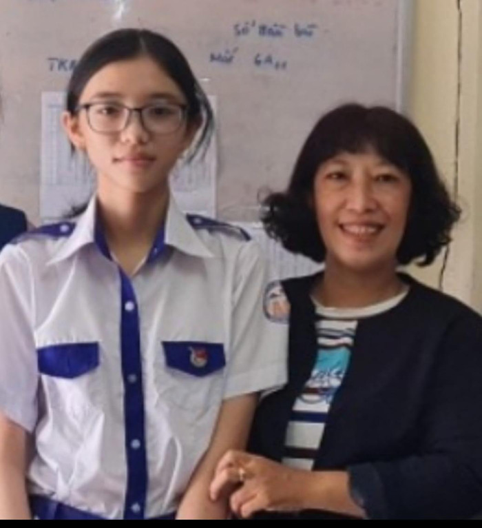 Em Nguyễn Thị Mai Khanh và cô giáo chủ nhiệm lớp 9 của mình (Ảnh nhân vật cung cấp) Em Nguyễn Thị Mai Khanh và cô giáo chủ nhiệm lớp 9 của mình (Ảnh nhân vật cung cấp)