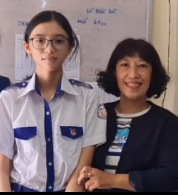 Em Nguyễn Thị Mai Khanh và cô giáo chủ nhiệm lớp 9 của mình (Ảnh nhân vật cung cấp)