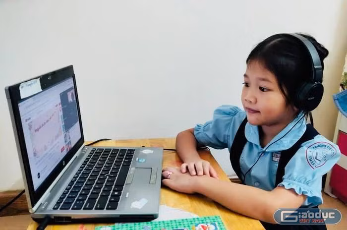 Nhiều trường học ở phía Nam đang triển dạy dạy trực tuyến từ nhiều tuần qua. (Ảnh minh họa: P.N)