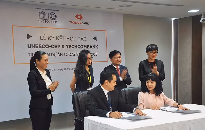 Đại diện Techcombank, bà Phạm Vũ Minh Đan cùng đại diện đối tác Unesco CEP, ông Phạm Hồng Anh ký kết chính thức với với dự án đầu tiên là cuộc thi Talent Generation 2018. Đại diện Techcombank, bà Phạm Vũ Minh Đan cùng đại diện đối tác Unesco CEP, ông Phạm Hồng Anh ký kết chính thức với với dự án đầu tiên là cuộc thi Talent Generation 2018.