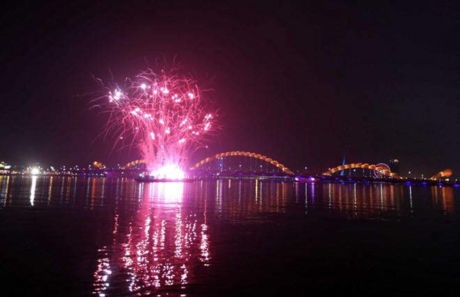 Bắn pháo hoa chào đón năm mới trên sông Hàn. Đà Nẵng. (Ảnh: Trần Lê Lâm/TTXVN). Bắn pháo hoa chào đón năm mới trên sông Hàn. Đà Nẵng. (Ảnh: Trần Lê Lâm/TTXVN).