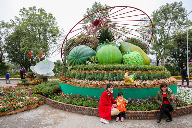 Mâm ngũ quả cao gần 4m cũng thu hút nhiều du khách chụp ảnh. (Ảnh: Minh Sơn/Vietnam+) Mâm ngũ quả cao gần 4m cũng thu hút nhiều du khách chụp ảnh. (Ảnh: Minh Sơn/Vietnam+)