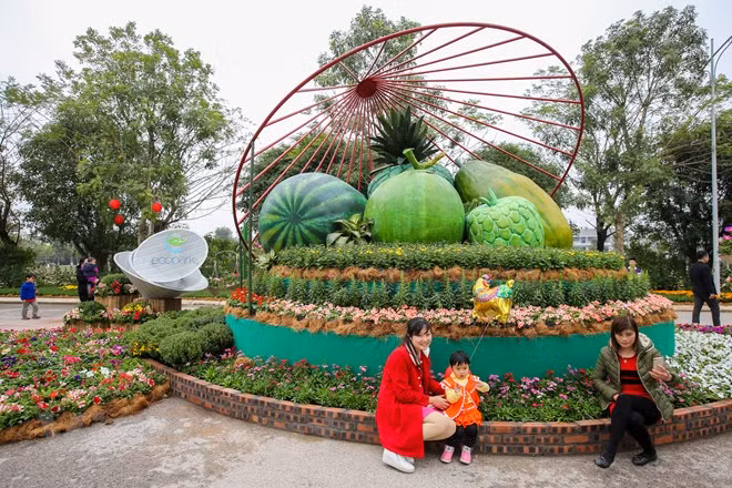 Mâm ngũ quả cao gần 4m cũng thu hút nhiều du khách chụp ảnh. (Ảnh: Minh Sơn/Vietnam+)