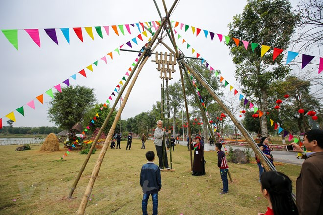 Lễ hội là thiên đường dành cho trẻ nhỏ với các trò chơi dân gian đặc sắc như nhảy sạp, ném còn, đánh đu, ô ăn quan, cầu khỉ, nặn tò he, vặn bóng… (Ảnh: Minh Sơn/Vietnam+) Lễ hội là thiên đường dành cho trẻ nhỏ với các trò chơi dân gian đặc sắc như nhảy sạp, ném còn, đánh đu, ô ăn quan, cầu khỉ, nặn tò he, vặn bóng… (Ảnh: Minh Sơn/Vietnam+)