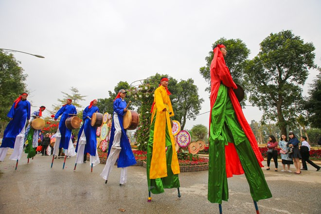 Trong suốt ba ngày diễn ra lễ hội, du khách đều được thưởng thức màn trình diễn của hơn 20 nghệ nhân đi cà kheo, múa biểu diễn lân rồng và diễu hành phúc lộc thọ phát tài lộc cho mọi người. (Ảnh: Minh Sơn/Vietnam+) Trong suốt ba ngày diễn ra lễ hội, du khách đều được thưởng thức màn trình diễn của hơn 20 nghệ nhân đi cà kheo, múa biểu diễn lân rồng và diễu hành phúc lộc thọ phát tài lộc cho mọi người. (Ảnh: Minh Sơn/Vietnam+)