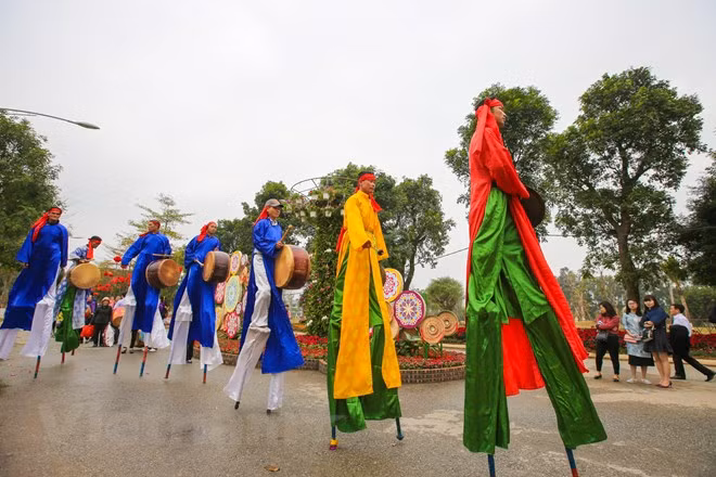 Trong suốt ba ngày diễn ra lễ hội, du khách đều được thưởng thức màn trình diễn của hơn 20 nghệ nhân đi cà kheo, múa biểu diễn lân rồng và diễu hành phúc lộc thọ phát tài lộc cho mọi người. (Ảnh: Minh Sơn/Vietnam+)