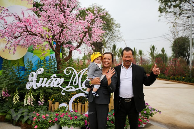 Từ sáng sớm, nhiều gia đình đã tranh thủ thời tiết đẹp rủ nhau đến tham quan và vui chơi tại lễ hội. (Ảnh: Minh Sơn/Vietnam+) Từ sáng sớm, nhiều gia đình đã tranh thủ thời tiết đẹp rủ nhau đến tham quan và vui chơi tại lễ hội. (Ảnh: Minh Sơn/Vietnam+)