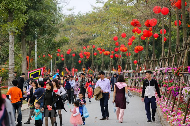 Điểm nhấn độc đáo nhất của lễ hội chính là du khách được đi qua các con đường hoa rực rỡ và trải nghiệm những phong vị Tết khác nhau của mỗi miền của Tổ quốc. (Ảnh: Minh Sơn/Vietnam+) Điểm nhấn độc đáo nhất của lễ hội chính là du khách được đi qua các con đường hoa rực rỡ và trải nghiệm những phong vị Tết khác nhau của mỗi miền của Tổ quốc. (Ảnh: Minh Sơn/Vietnam+)