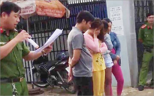 Công an thị trấn Dương Đông (Phú Quốc) bêu tên người mua bán dâm giữa phố (Ảnh minh họa: vov.vn). Công an thị trấn Dương Đông (Phú Quốc) bêu tên người mua bán dâm giữa phố (Ảnh minh họa: vov.vn).