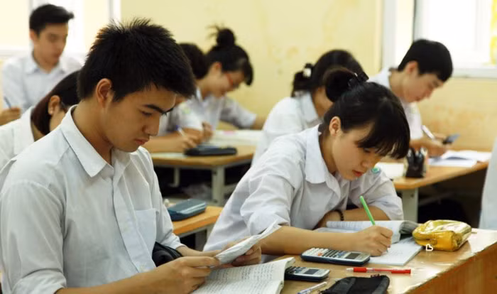 Các em học sinh miệt mài học tập, ôn luyện (Ảnh minh họa: Công Hùng).