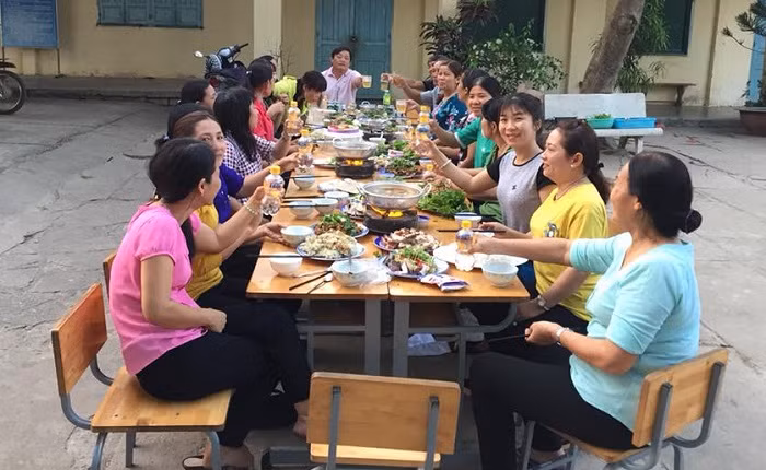 Bữa tiệc cuối năm của các thầy cô giáo (Ảnh: tác giả cung cấp).