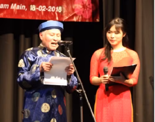 Ông Phạm Như Phúc cùng nữ sinh viên Hoàng Uyên lên đọc lời chào đầu xuân.