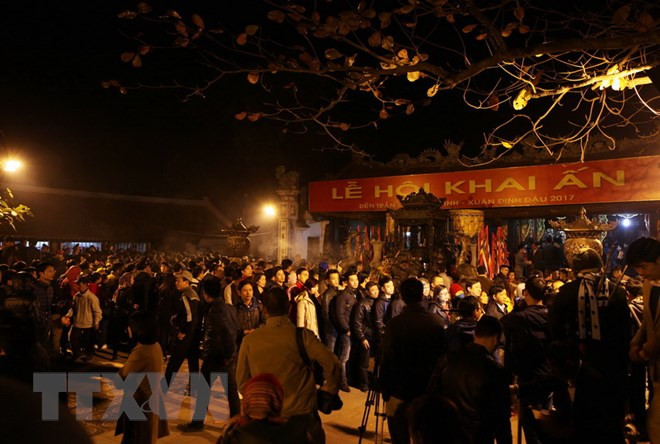 Du khách thập phương đến xin ấn và lễ từ rất sớm tại Đền Trần. (Ảnh: TTXVN). Du khách thập phương đến xin ấn và lễ từ rất sớm tại Đền Trần. (Ảnh: TTXVN).