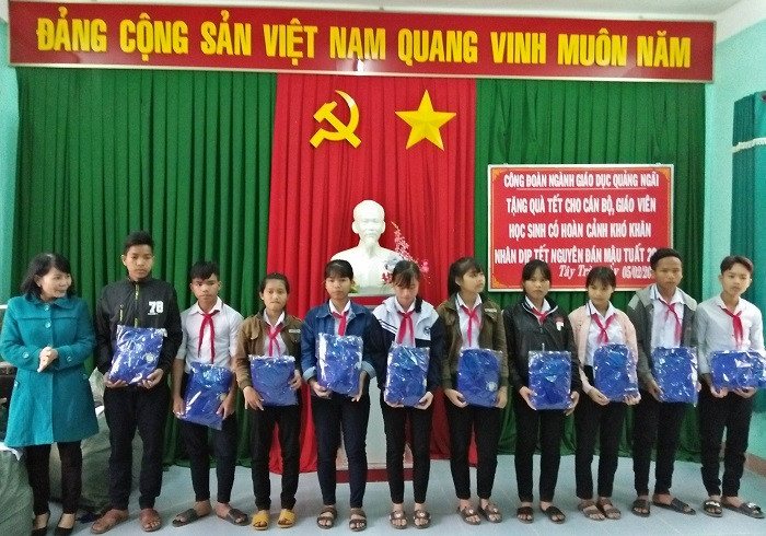 Trao quà tết cho học sinh nghèo ở miền núi và giáo viên khó khăn (Ảnh: tác giả cung cấp). Trao quà tết cho học sinh nghèo ở miền núi và giáo viên khó khăn (Ảnh: tác giả cung cấp).