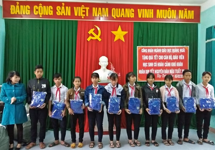 Trao quà tết cho học sinh nghèo ở miền núi và giáo viên khó khăn (Ảnh: tác giả cung cấp). Trao quà tết cho học sinh nghèo ở miền núi và giáo viên khó khăn (Ảnh: tác giả cung cấp).