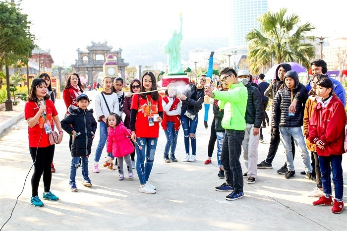 Lễ hội thu hút đông du khách tham gia. Lễ hội thu hút đông du khách tham gia.