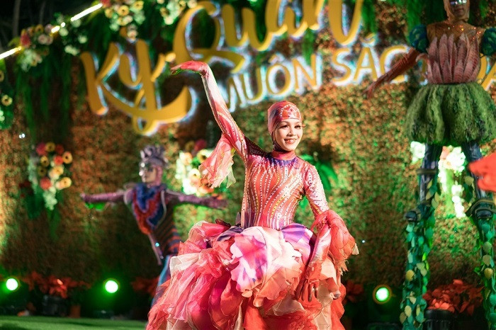 Những màn biểu diễn nghệ thuật ấn tượng. Những màn biểu diễn nghệ thuật ấn tượng.