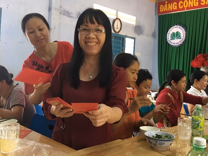 Niềm vui của các giáo viên khi tham gia bốc thăm nhận lì xì (Ảnh: tác giả cung cấp).