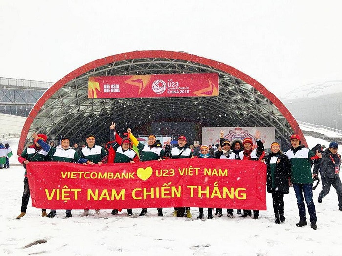 Cổ động viên Vietcombank luôn sát cánh cùng người hâm mộ Việt Nam cổ vũ hết lòng cho các cầu thủ đội tuyển bóng đá U23 Việt Nam. Cổ động viên Vietcombank luôn sát cánh cùng người hâm mộ Việt Nam cổ vũ hết lòng cho các cầu thủ đội tuyển bóng đá U23 Việt Nam.