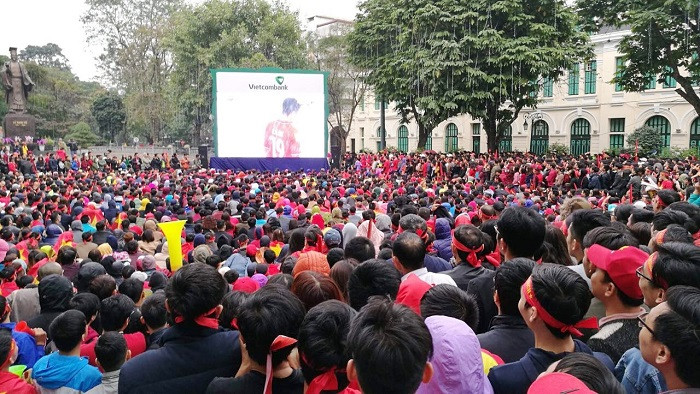 Đông đảo cổ động viên, người hâm mộ và người dân Thủ đô theo dõi trận chung kết giữa U23 Việt Nam với U23 Uzbekistan trước màn hình LED do Vietcombank hỗ trợ lắp đặt tại Tượng đài Lý Thái Tổ. Đông đảo cổ động viên, người hâm mộ và người dân Thủ đô theo dõi trận chung kết giữa U23 Việt Nam với U23 Uzbekistan trước màn hình LED do Vietcombank hỗ trợ lắp đặt tại Tượng đài Lý Thái Tổ.