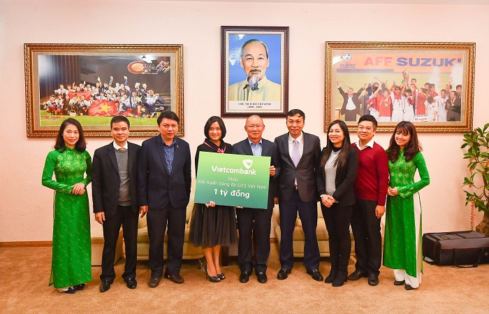 Đại diện Lãnh đạo VFF cùng Lãnh đạo và cán bộ Vietcombank chụp hình lưu niệm với Huấn luyện viên trưởng Park Hang Seo tại buổi Lễ trao tặng. Đại diện Lãnh đạo VFF cùng Lãnh đạo và cán bộ Vietcombank chụp hình lưu niệm với Huấn luyện viên trưởng Park Hang Seo tại buổi Lễ trao tặng.