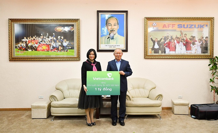 Bà Phùng Nguyễn Hải Yến – Phó Tổng Giám đốc trao số tiền 1 tỷ đồng của Vietcombank tặng đội tuyển bóng đá U23 Việt Nam cho đại diện đội tuyển - ông Park Hang Seo, Huấn luyện viên trưởng U23 Việt Nam. Bà Phùng Nguyễn Hải Yến – Phó Tổng Giám đốc trao số tiền 1 tỷ đồng của Vietcombank tặng đội tuyển bóng đá U23 Việt Nam cho đại diện đội tuyển - ông Park Hang Seo, Huấn luyện viên trưởng U23 Việt Nam.
