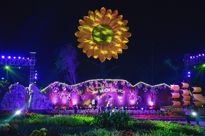 Lễ hội đã diễn ra theo chủ đề “Kỳ quan muôn màu”. Lễ hội đã diễn ra theo chủ đề “Kỳ quan muôn màu”.