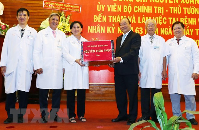 Thủ tướng Nguyễn Xuân Phúc tặng quà cho Bệnh viện Chợ Rẫy. (Ảnh: Thống Nhất/TTXVN) Thủ tướng Nguyễn Xuân Phúc tặng quà cho Bệnh viện Chợ Rẫy. (Ảnh: Thống Nhất/TTXVN)