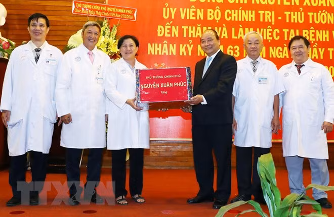 Thủ tướng Nguyễn Xuân Phúc tặng quà cho Bệnh viện Chợ Rẫy. (Ảnh: Thống Nhất/TTXVN) Thủ tướng Nguyễn Xuân Phúc tặng quà cho Bệnh viện Chợ Rẫy. (Ảnh: Thống Nhất/TTXVN)