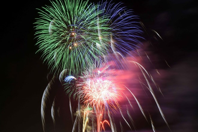 Bắn pháo hoa (Ảnh: Phương Vy/TTXVN). Bắn pháo hoa (Ảnh: Phương Vy/TTXVN).