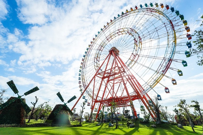 Du khách có thể nhìn thấy Sky Wheel khổng lồ từ bất cứ góc độ nào tại Vinpearl. Đây là nơi lý tưởng nhất để ngắm toàn cảnh vịnh Nha Trang, đặc biệt là trong thời khắc hoàng hôn. Du khách có thể nhìn thấy Sky Wheel khổng lồ từ bất cứ góc độ nào tại Vinpearl. Đây là nơi lý tưởng nhất để ngắm toàn cảnh vịnh Nha Trang, đặc biệt là trong thời khắc hoàng hôn.