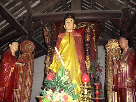 Bí mật về sự chuyển động của bức tượng nằm ở cánh cửa ngay điện thờ. Ảnh: Ngọc Khánh