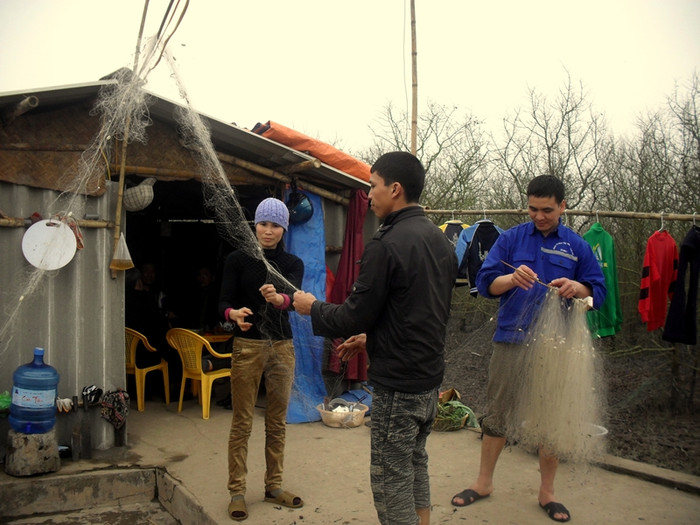 Những người thân của ông Vươn giúp sức cùng gây dựng lại cuộc sống mới.