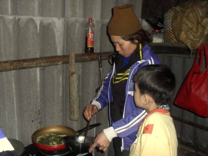 Vắng người đàn ông trụ cột trong nhà nên chị em bà Nguyễn Thị Thương (vợ ông Vươn) hợp sức lo toan mọi chuyện.