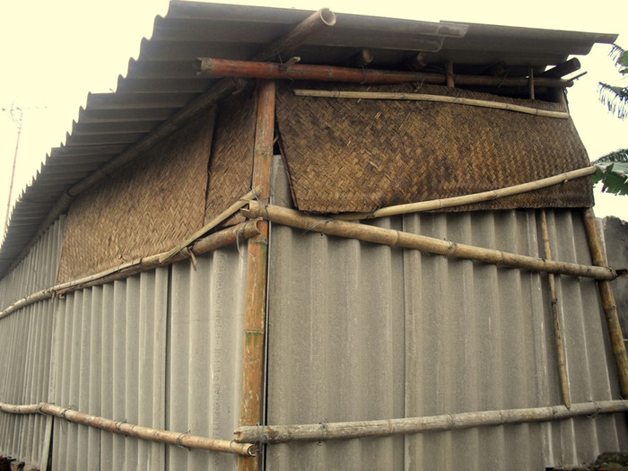 Căn nhà nhỏ dựng trên nền nhà cũ. Gọi là nhà nhưng thực chất chỉ là những tấm bờ rô xi măng ghép lại với nhau để che mưa che gió.