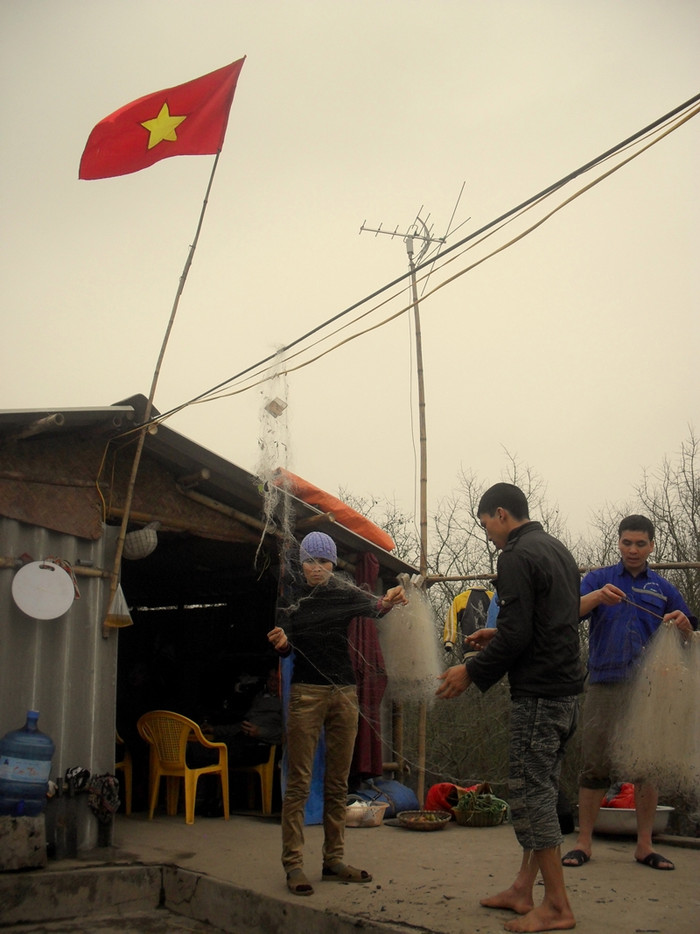 Treo lá cờ Tổ quốc trước cửa nhà, chị Phạm Thị Hiền (vợ ông Qúy) cho biết: Gia đình tôi luôn tin vào những chính sách đúng đắn của Đảng và Nhà nước. "Chúng tôi tin chắc rằng mọi việc sẽ được công bằng", chị Hiền nói.