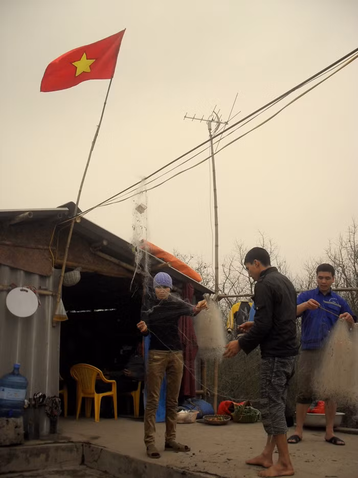 Treo lá cờ Tổ quốc trước cửa nhà, chị Phạm Thị Hiền (vợ ông Qúy) cho biết: Gia đình tôi luôn tin vào những chính sách đúng đắn của Đảng và Nhà nước. "Chúng tôi tin chắc rằng mọi việc sẽ được công bằng", chị Hiền nói.