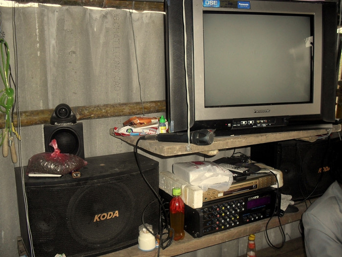 Chiếc ti vi, bộ loa, âm ly, micro được họ hàng mang ra cho gia đình vợ ông Vươn, Qúy cập nhật tin tức và hát karaoke cho cuộc sống bớt buồn nơi bờ sông, bãi sú.