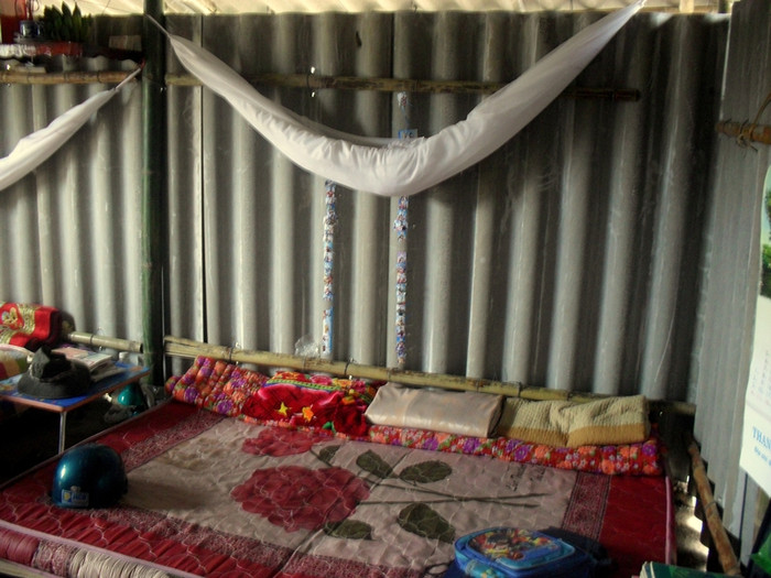 Mặc dù tạm bợ nhưng mọi thứ trong nhà đều rất ngăn nắp, sạch sẽ....