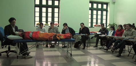 Anh T. được bác sỹ Quân điều trị bằng liệu pháp thôi miên trước đông đảo các thành viên trong lớp học. Anh T. được bác sỹ Quân điều trị bằng liệu pháp thôi miên trước đông đảo các thành viên trong lớp học.