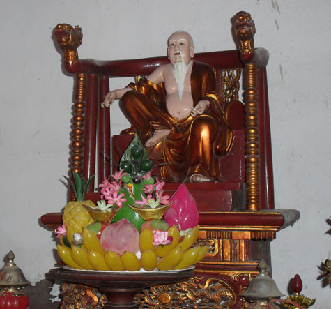 Tượng thờ Tổ nghề tạc tượng làng Bảo Hà Nguyễn Công Huệ. Ảnh: Ngọc Khánh