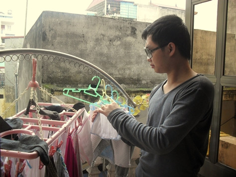 So với thời điểm trước, tinh thần anh T. thoải mái và cởi mở hơn với mọi người rất nhiều. Anh có thể giúp vợ chăm sóc con gái. Ảnh: Ngọc Khánh So với thời điểm trước, tinh thần anh T. thoải mái và cởi mở hơn với mọi người rất nhiều. Anh có thể giúp vợ chăm sóc con gái. Ảnh: Ngọc Khánh