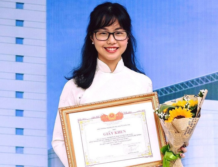 Trịnh Ngọc Ánh nhận bằng khen tại một trong rất nhiều thành tích mà mình đã đạt được (Ảnh: nhân vật cung cấp).