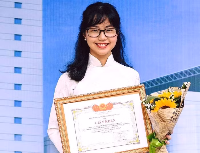 Trịnh Ngọc Ánh nhận bằng khen tại một trong rất nhiều thành tích mà mình đã đạt được (Ảnh: nhân vật cung cấp).