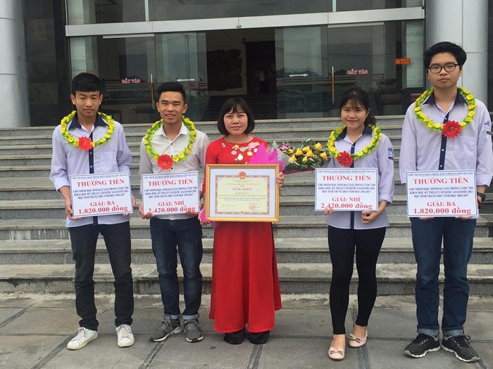 Cô Nga cùng với các học sinh của mình nhận giải thưởng đạt giải tại cuộc thi. (Ảnh: Nhân vật cung cấp). Cô Nga cùng với các học sinh của mình nhận giải thưởng đạt giải tại cuộc thi. (Ảnh: Nhân vật cung cấp).