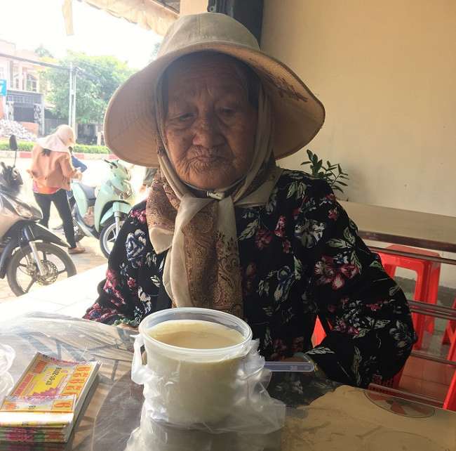 Bà Hồng năm nay đã 82 tuổi (Ảnh: tác giả cung cấp). Bà Hồng năm nay đã 82 tuổi (Ảnh: tác giả cung cấp).