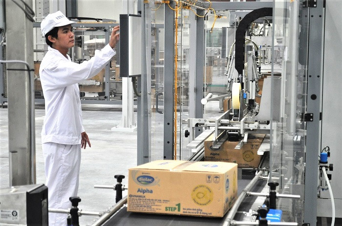 Công nhân tại nhà máy của Vinamilk có cơ hội làm việc, tiếp cận với hệ thống máy móc, công nghệ tân tiến, hiện đại với độ an toàn tuyệt đối. Công nhân tại nhà máy của Vinamilk có cơ hội làm việc, tiếp cận với hệ thống máy móc, công nghệ tân tiến, hiện đại với độ an toàn tuyệt đối.